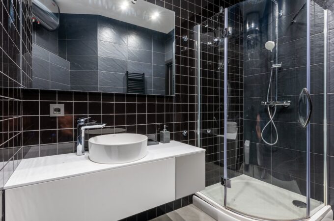 Brodzik prysznicowy czarny czy biały — jaki wybrać do minimalistycznej łazienki?