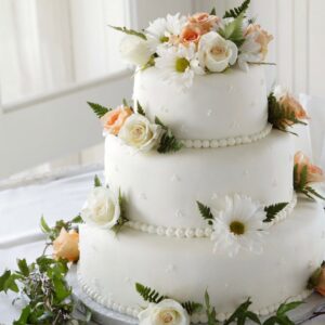 tort weselny dopasowany do tematu ceremonii